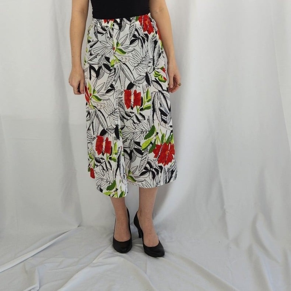 90s White, Red, and Blue Floral Skirt‎
